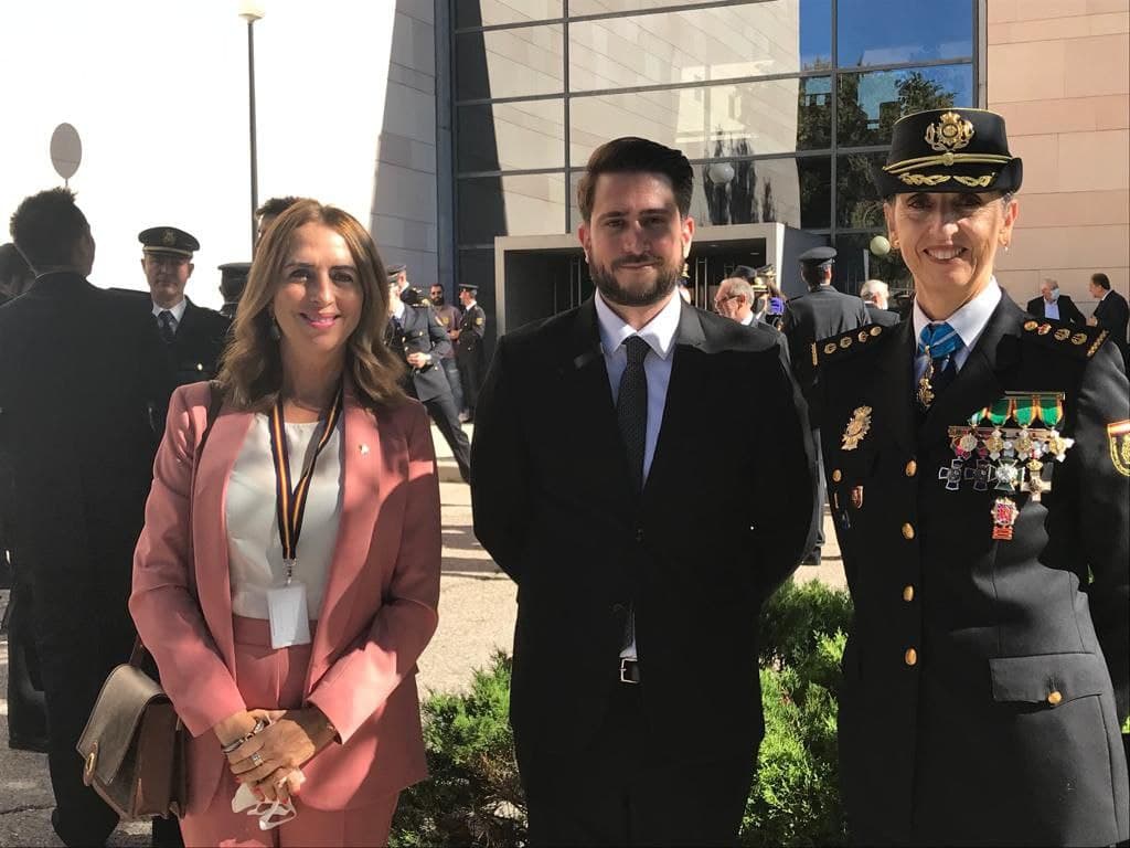 Lee más sobre el artículo El Ministro del Interior premia al presidente del Instituto Lectura Fácil con el distintivo blanco de la Policía Nacional.